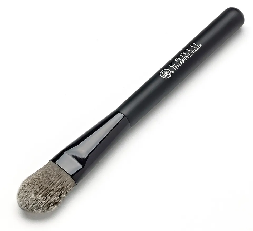 earth-therapeutics-foundation-cheek-brush-with-purifying-bamboo-charcoal-infused image 1