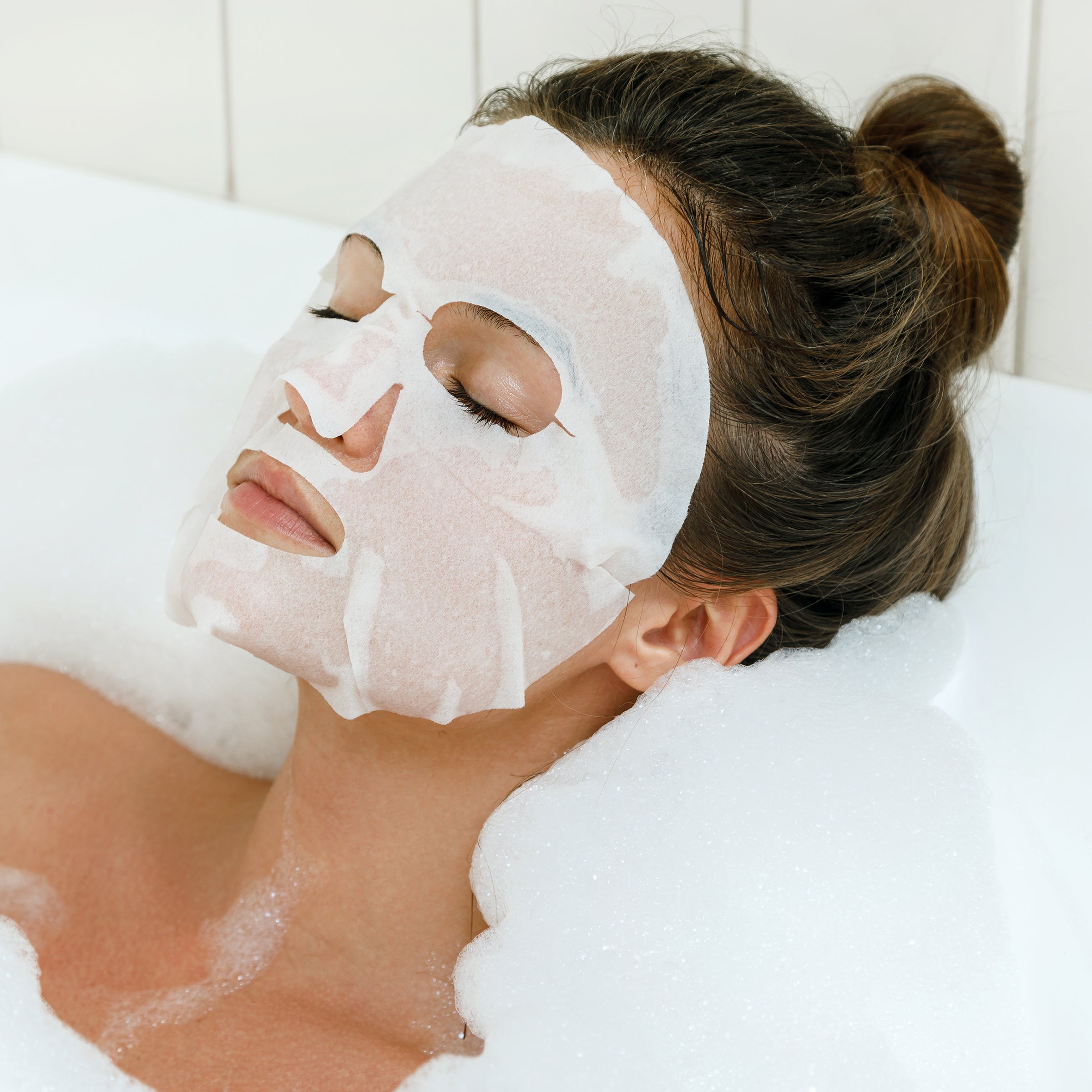earth-therapeutics-brightening-black-pearl-mask-single-biodegradable-illuminatin image 3